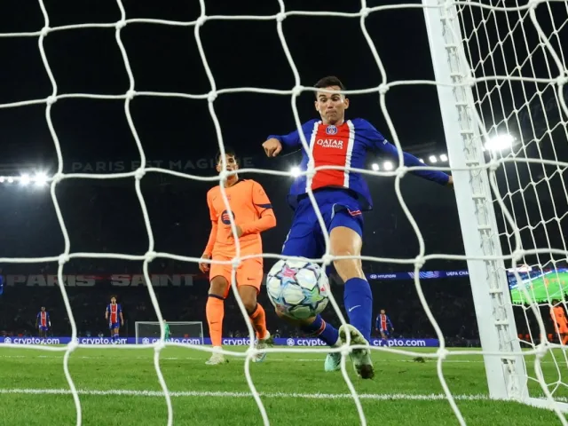 باريس سان جيرمان يتفوق على برشلونة 4-2 في مباراة تاريخية